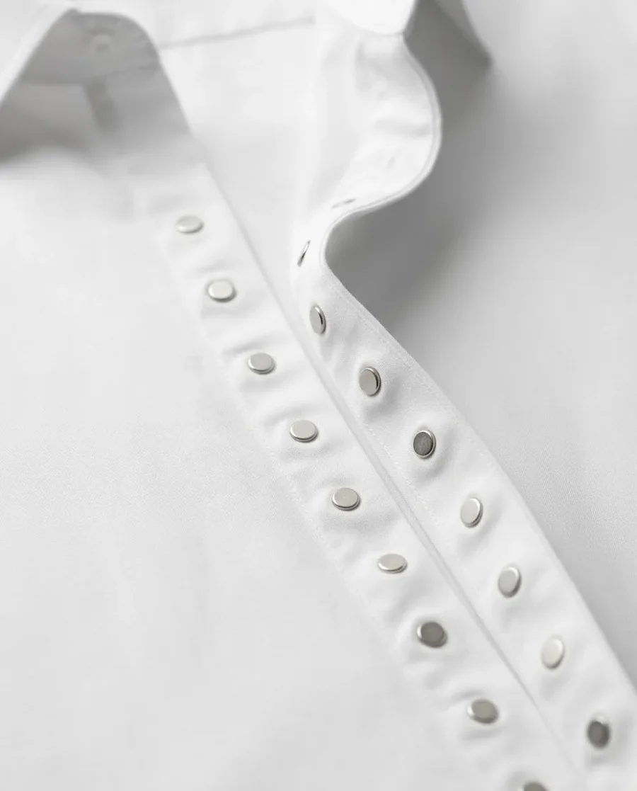 Cartera de la camisa abierta con los imanes alineados donde irían los botones