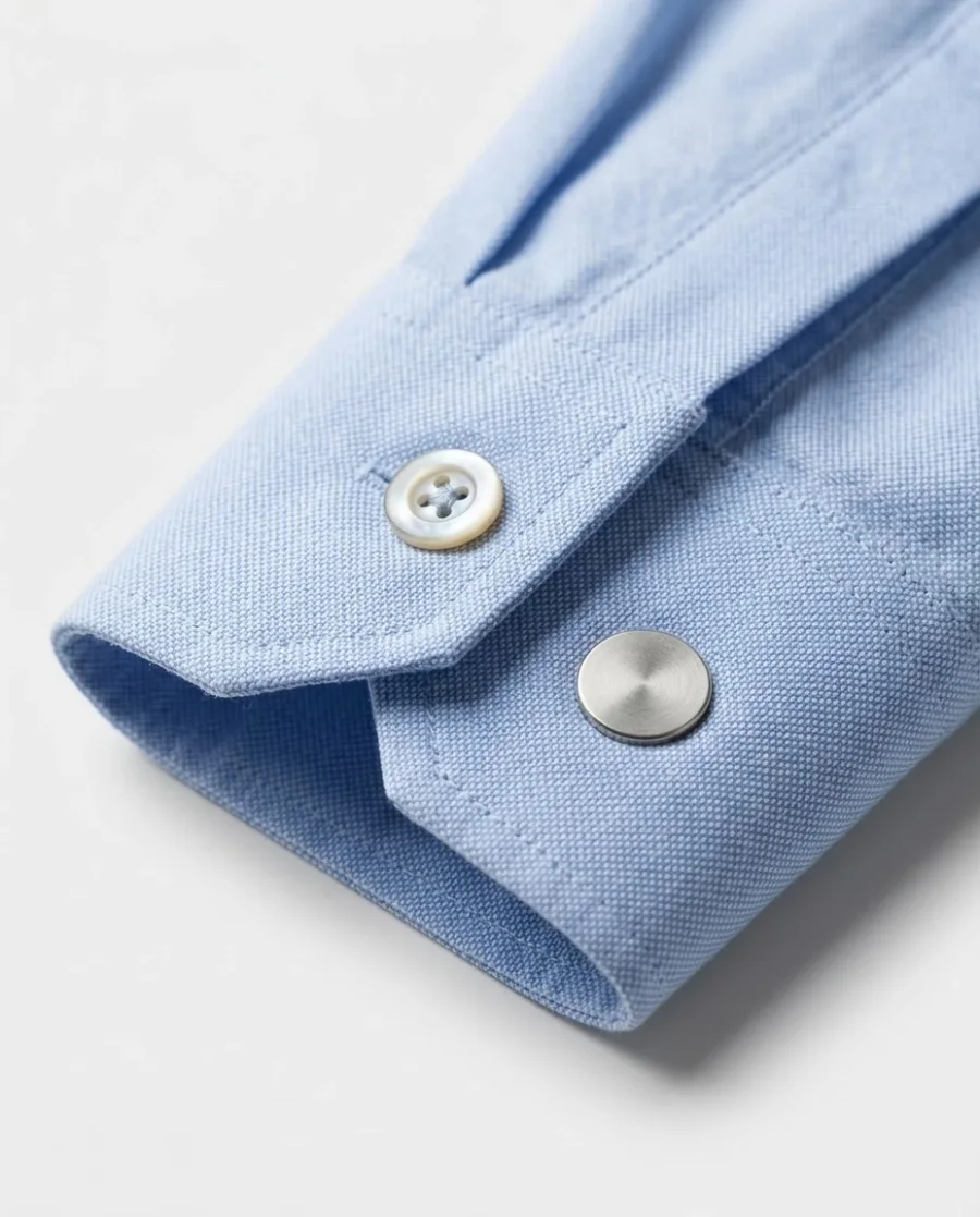 Puño de camisa Oxford celeste con botón símil nácar y cierre magnético